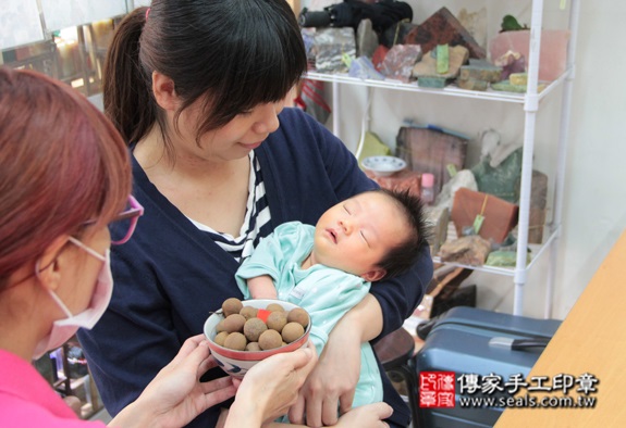 林寶寶(新北永和區嬰兒寶寶滿月剃頭理髮、免費嬰兒剃胎毛儀式吉祥話)。中國風會場，爸媽寶貝免費穿「日中韓」古裝禮服。專業拍照、DVD光碟、證書。★購買「臍帶章、肚臍章、胎毛筆刷印章」贈送：剃頭、收涎、抓周，三選一。 2015.10.16 照片10